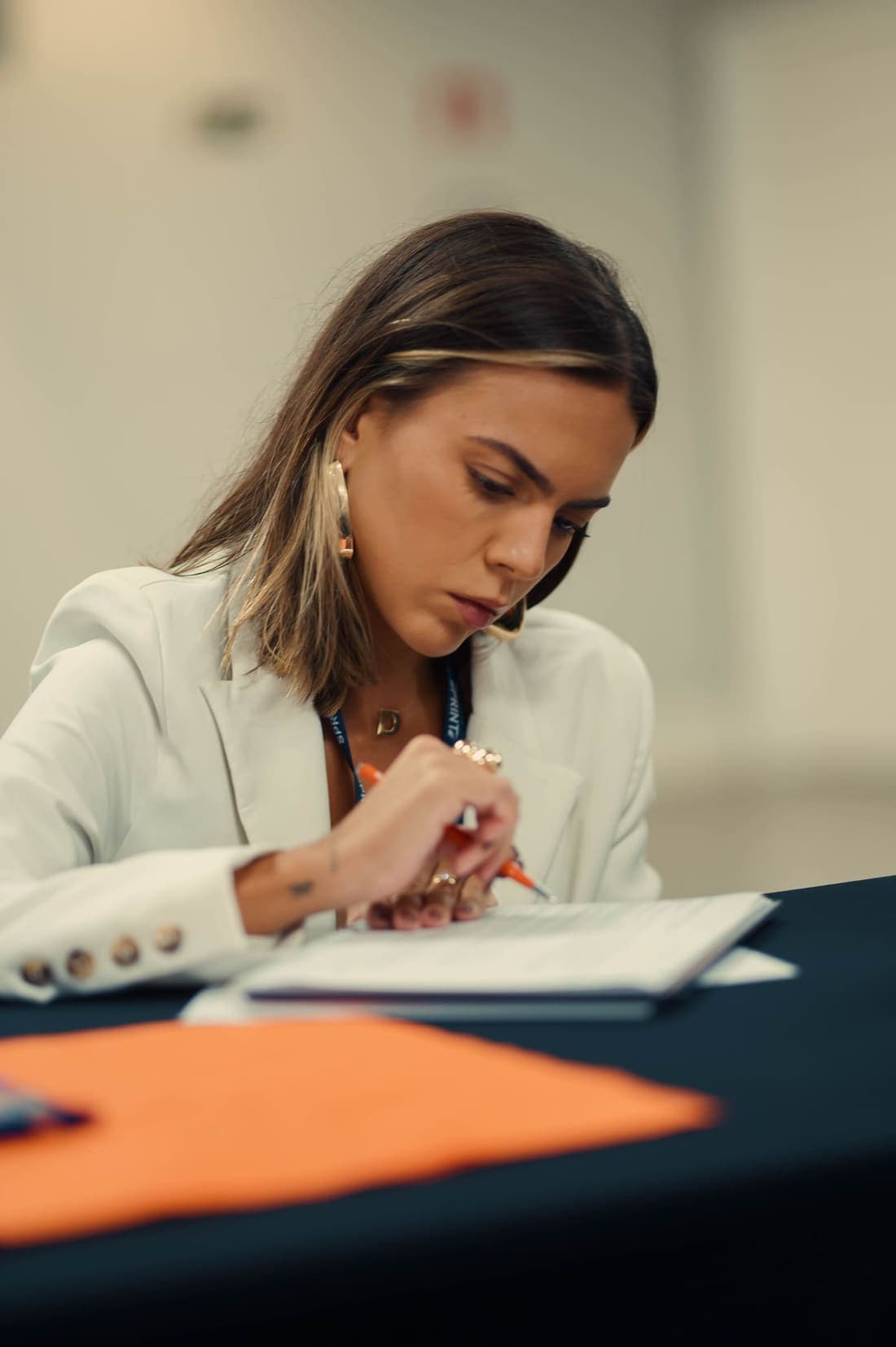 Participante anotando no caderno de prática