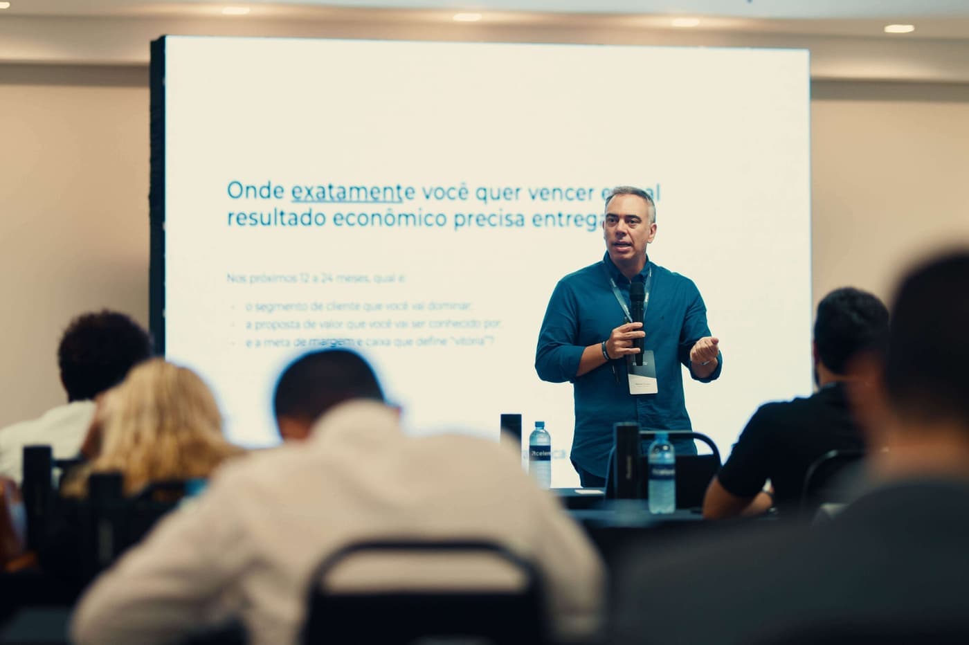 Mentor apresentando para a turma