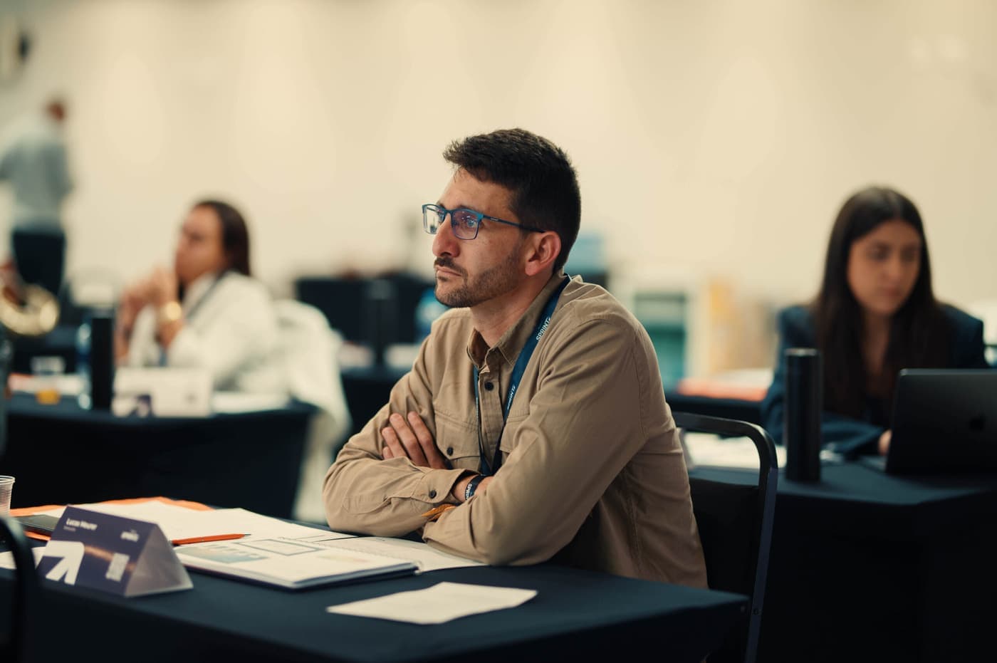 Participante atento à apresentação